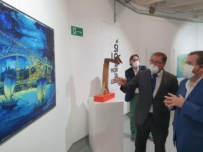 El concejal del distrito, Alberto Serrano, ha inaugurado hoy la exposición de pintura y escultura ‘Puro Arte’, que se puede visitar hasta el 22 de noviembre.