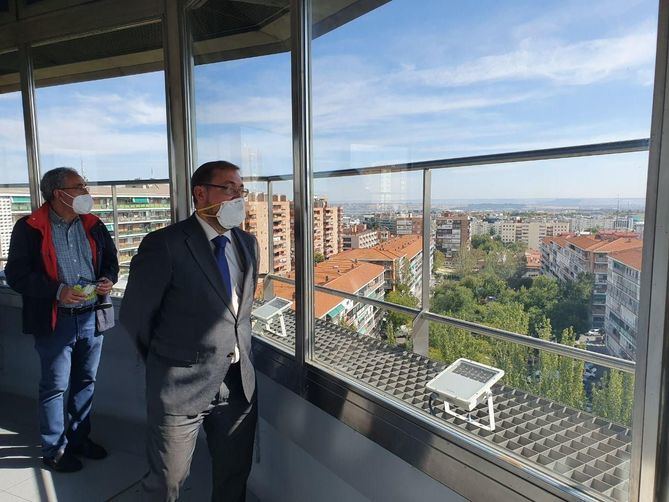 Cuenta con un mirador en la planta superior desde donde se puede contemplar todo el distrito e incluso la sierra madrileña o Barajas.