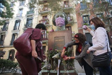 Madrid agradece cada año, el 1 de octubre, con flores el legado de Clara Campoamor, frente a su monumento situado en la plaza de los Guardias de Corps, en el barrio en el que nació.