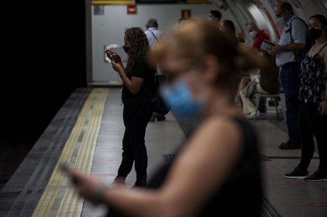 El 62,4% de los españoles considera que habría que tomar medidas más exigentes para controlar la pandemia. 