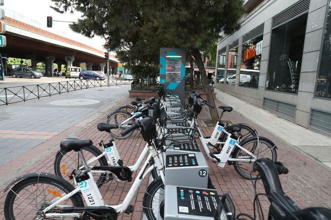 Las ubicaciones definitivas de las estaciones serán la plaza Puerta del Ángel, en Latina; la calle de Pedro Rico, en Fuencarral-El Pardo y las calles de Condesa de Venadito y de Gutierre de Cetina, en Ciudad Lineal. 