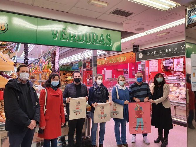 La concejala de Moncloa-Aravaca, Loreto Sordo, ha visitado esta mañana los barrios de Argüelles y Aravaca para distribuir entre los comerciantes parte del material promocional.