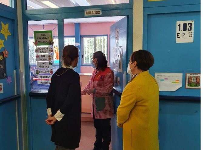 La concejala del distrito de Moratalaz, Almudena Maíllo, ha visitado el CEIP Pío Baroja para comprobar 'in situ' cómo se presta este servicio esencial de conciliación a las familias con necesidades especiales.