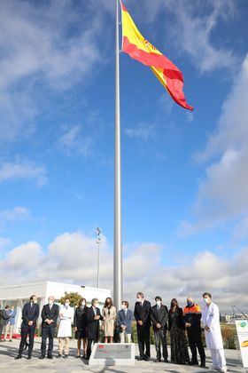 Una bandera de España con 25 metros de mástil honra desde hoy en Valdebebas la memoria de las víctimas del Covid-19