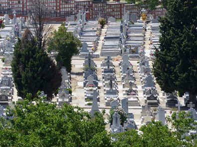El cementerio de la Almudena se encuentra ubicado en la ZSB de Daroca, en el distrio de Ciudad Lineal, una de las afectadas por las restricciones de movilidad anticovid que han entrado en vigor este lunes.