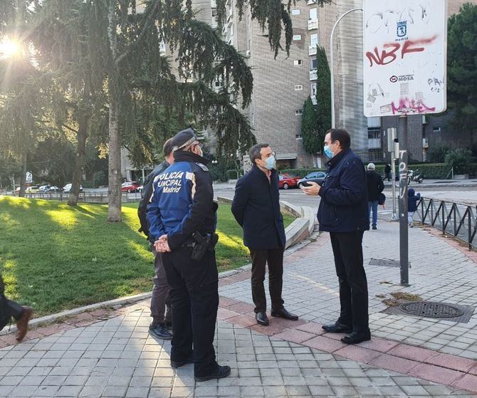 Santiago Saura ha visitado hoy los accesos a los colegios Montserrat y Ciudad de Roma junto con los equipos de dirección de los centros y la Unidad distrital de Colaboración de Retiro.