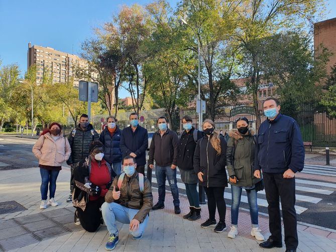 En la imagen superior, miembros la Unidad distrital de Colaboracion de Retiro @LaRuecaAsociacion y el Intendente de Retiro, Jose Munoz.