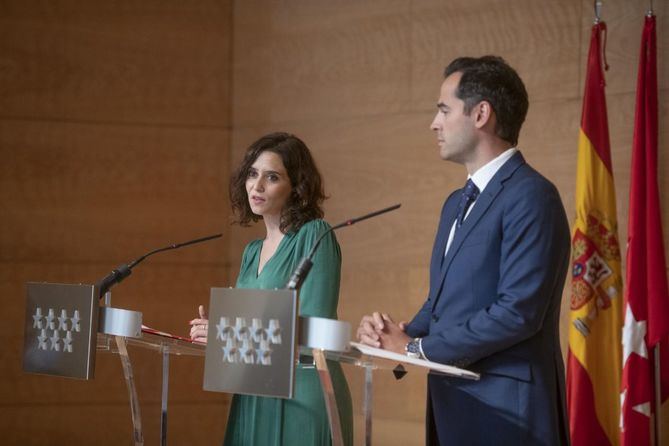 El Gobierno de la Comunidad de Madrid, que preside Isabel Díaz Ayuso, decidirá entre hoy y mañana, 'con mesura y criterio', si llevar a cabo el cierre perimetral de la región tras debatirlo con técnicos de Sanidad y con otros presidentes autonómicos. En la imagen, en una fotografía de archivo, junto con el Vicepresidente, que se ha mostrado a favor del cierre a primera hora de la mañana.