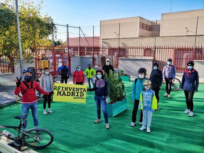 Parte de la actuación de Greenpeace Madrid ha tenido lugar frente al CEIP Zaragueta, en el distrito de Hortaleza.