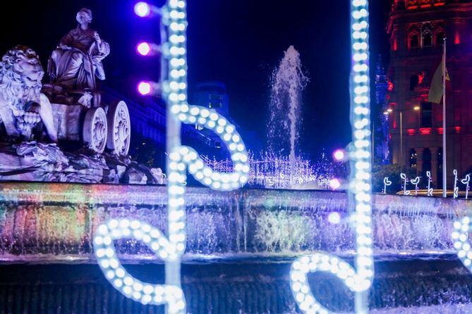 Banderas de España de luces LED iluminarán esta Navidad en la capital las zonas de Rubén Darío, Joaquín Costa, Colón y eje Prado-Recoletos, ha informado el alcalde de Madrid, José Luis Martínez-Almeida. En la imagen, la plaza de Cibeles las pasadas navidades.