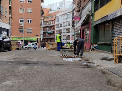 Los trabajos en la calle Fuenlabrada consisten en la redistribución del espacio para dotar de accesibilidad a las aceras, que actualmente son demasiado estrechas. 