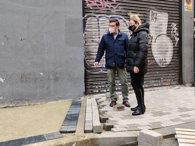 La delegada de Obras y Equipamientos, Paloma García Romero, y el concejal del distrito, Álvaro González, han visitado los trabajos en esta vía, que concluirán antes de final de año.