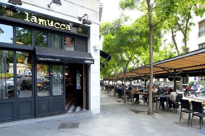 El alcalde de Madrid, José Luis Martínez-Almeida, ha asegurado este miércoles que el Consistorio haría 'todo lo posible' para que bares y restaurantes de la capital puedan instalar 'terrazas de invierno' con mamparas para proteger del frío.