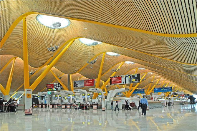 El Aeropuerto Aeropuerto Adolfo Suárez Madrid-Barajas desde el interior.