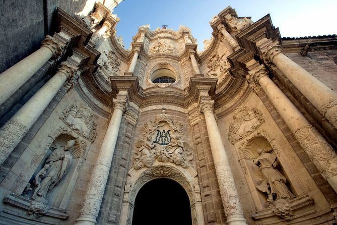 Hasta llegar a la Catedral, el Santo Cáliz ha pasado por algunos puntos de interés de la ciudad que se pueden visitar en la actualidad, como los Jardines del Real, la Casa de Sabina Suey o la Iglesia y Palacio del Temple.