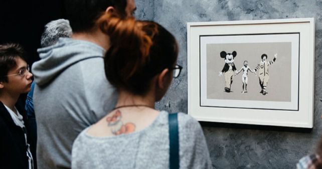 El aura de misterio que, por elección y por necesidad, se perpetúa cada vez que se menciona a Banksy, lo ha convertido en una figura mítica de nuestro tiempo.