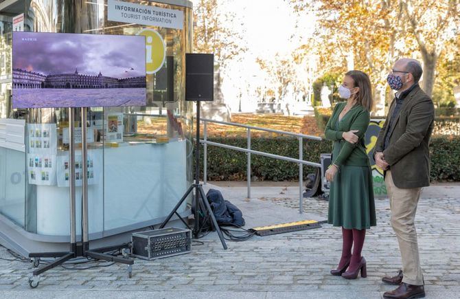 La plaza Mayor, Gran Vía, Puerta del Sol, Palacio Real y el Estadio Santiago Bernabéu son los cincos puntos en torno a los que giran estos novedosos paseos digitales. Las rutas incluyen contenidos ofrecidos por guías virtuales, que pueden disfrutarse gratuitamente desde cualquier dispositivo móvil, tablet o gafas de realidad virtual.