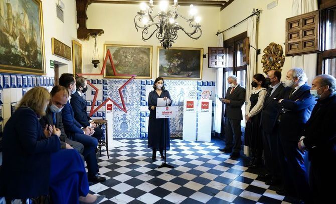 Al acto han acudido además el vicepresidente, Ignacio Aguado, al consejero de Economía, Empleo y Competitividad, Manuel Giménez, y a la consejera de Cultura y Turismo, Marta Rivera de la Cruz.