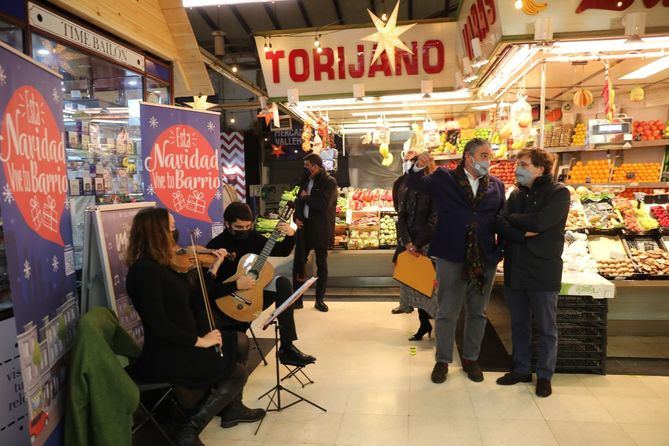 El Alcalde visita el Centro de Mayores Antonio Mingote y el Mercado de Vallehermoso, en Chamberí