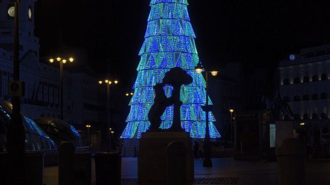 Seis miembros de Policía Municipal, Bomberos, SAMUR-PC, SAMUR Social y Madrid Salud han encendido las luces en representación de los que trabajan en primera línea contra la COVID-19. Todos ellos han iluminado la ciudad posando sus manos en una gran pantalla panorámica sobre el lema ‘Tú eres la luz de Madrid’.