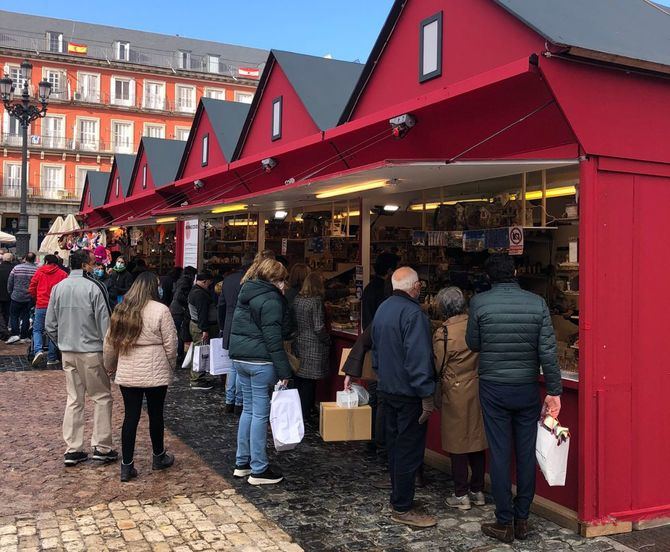 El mercadillo de la plaza Mayor, esencia de las navidades madrileñas, se adapta a la era COVID