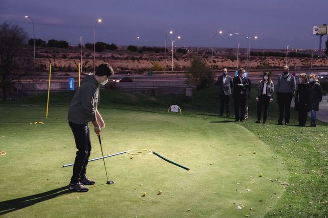 La concejala delegada de Deporte, Sofía Miranda, durante su visita a la primera escuela municipal de golf que ha puesto en marcha el Ayuntamiento de Madrid.