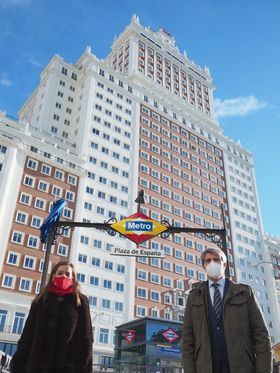 Los rombos de la estación de Metro de Plaza de España lucen desde hoy los colores de la bandera nacional