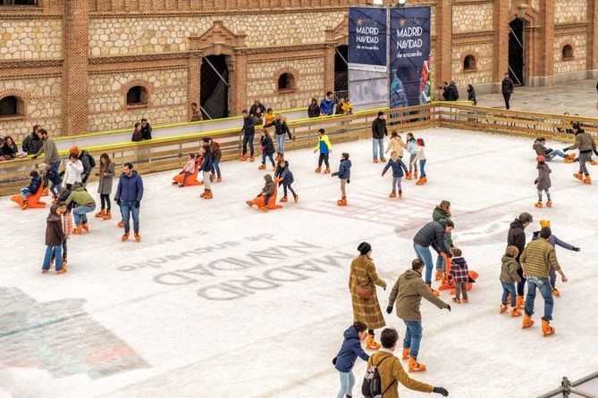 La pista cuenta con una limpieza continua y un sistema de sillas numeradas para dejar los zapatos y los patines. 