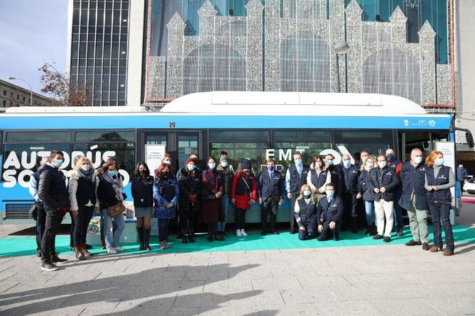 El alcalde de Madrid, Jose Luis Martínez-Almeida, el delegado de Medio Ambiente y Movilidad, Borja Carabante, y el gerente de la Empresa Municipal de Transportes, Alfonso Sánchez, fueron los encargados de presentar esta nueva acción del autobús solidario de la EMT y sus voluntarios. 