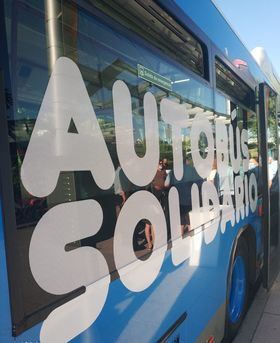 El autobús solidario de la EMT aparca en nuestras calles y recoge juguetes nuevos para los niños con cáncer