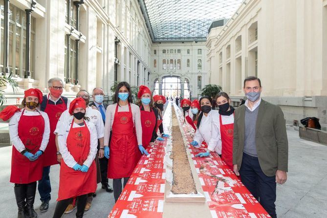 La actividad solidaria, que ha formado parte de la programación de ChocoMad2020, el Salón Internacional del Chocolate, ha tenido carácter solidario y en ella ha participado la vicealcaldesa de Madrid, Begoña Villacís, acompañada por el director general de Turismo, Hector Coronel. 

