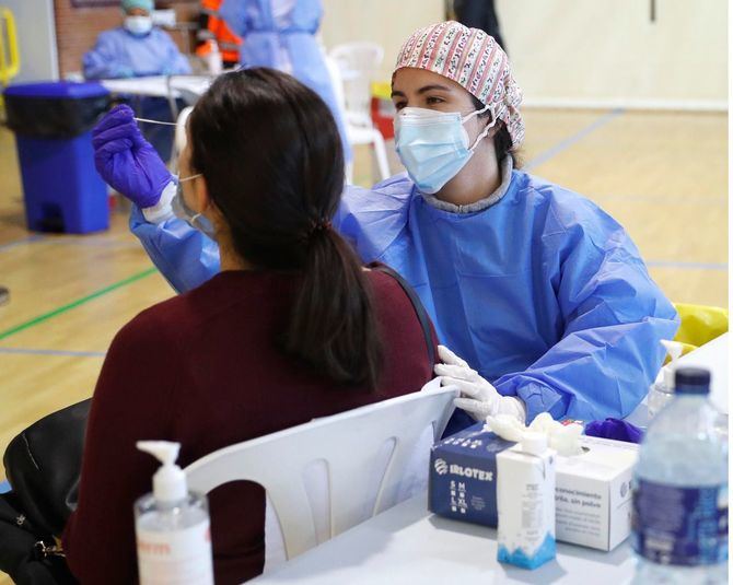 El Gobierno regional apuesta por ofrecer, de cara a retomar la actividad tras las vacaciones, de manera voluntaria, en siete puntos específicos, para jóvenes entre 18 y 29 años universitarios o no, test de antígenos para poder detectar de la manera más precoz posible algún caso asintomático.