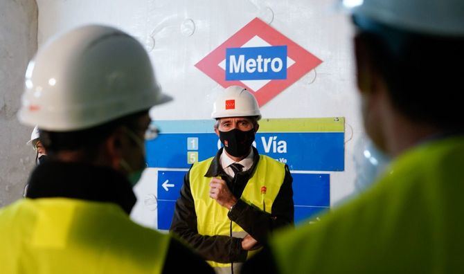 La nueva estación de Metro de Gran Vía, además, será totalmente accesible, contará con las instalaciones más modernas de todo el suburbano y recuperará en el exterior el icónico templete de Antonio Palacios. Así lo ha explicado el consejero de Transportes, Ángel Garrido, que ha visitado los trabajos que se desarrollan en la estación, junto a la presidenta de ADIF, Isabel Pardo de Vera.