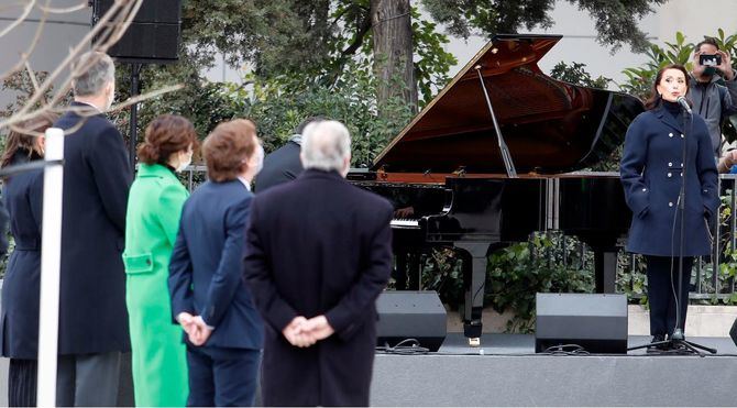 Durante la inauguración, los asistentes han guardado un minuto de silencio y la cantante Luz Casal ha interpretado Entre mis recuerdos, una de sus canciones más emblemáticas.