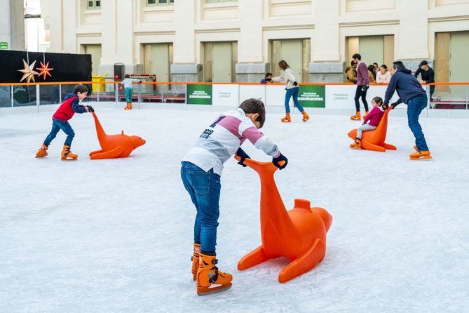 Cibeles sobre hielo, la pista de patinaje que desde 2012 se instala en la Galería de Cristal del Palacio de Cibeles, abre sus puertas el lunes, 21 de diciembre.