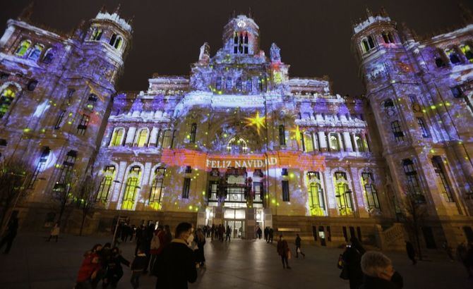 El 'mapping', la experiencia interactiva 'online' y la decoración navideña serán los protagonistas de la iluminación navideña del Palacio de Cibeles este año.