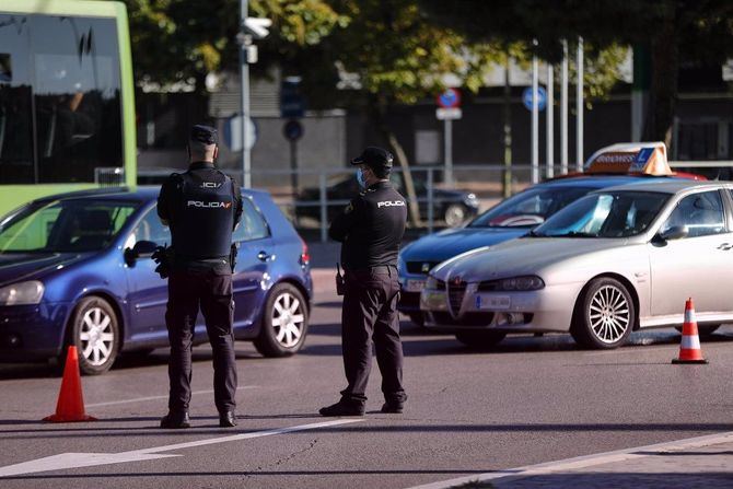 Unos 7.000 policías nacionales y guardias civiles vigilarán el cumplimiento de las restricciones de movilidad y del resto, por lo que podrían pedir un justificante a los madrileños que se marchen de la región.