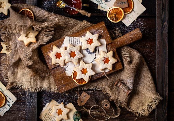 Además de ser sencilla y rica, esta receta llega en forma de regalo, porque ofrece una tarde en familia de lo más entretenida, apta para los más pequeños de la casa, y es una manera también de preparar una merienda ligera, necesaria estas fechas. 