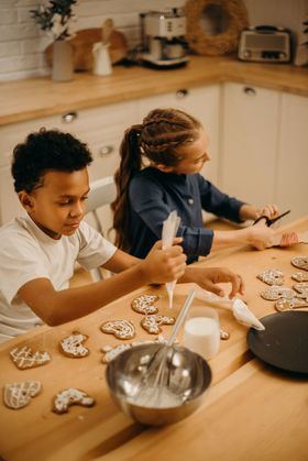 Te proponemos un plan perfecto para hacer con los más pequeños de la casa durante las vacaciones: elaborar y decorar pastas de Navidad.