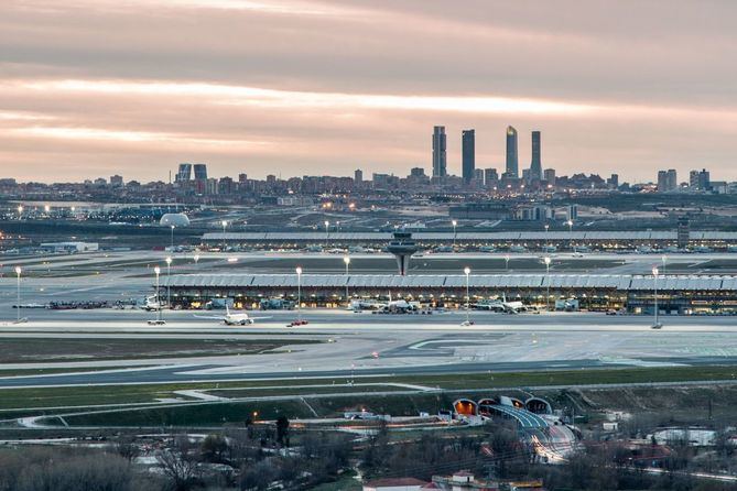 La prolongación de la línea 5 permitirá un nuevo acceso directo entre la ciudad de Madrid y el aeropuerto, a través de una de las líneas más demandas de Metro. Es la cuarta más utilizada de la red (en 2019 captó el 10,6% del total de viajeros) y mueve 72,2 millones de viajeros al año.