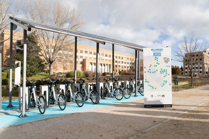 Comienzan a funcionar las 22 nuevas bases de los distritos de Salamanca, Chamartín, Chamberí, Fuencarral-El Pardo y Moncloa-Aravaca. Las tres estaciones de Ciudad Universitaria funcionarán íntegramente con energía solar. 