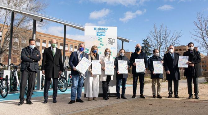 En Ciudad Universitaria, el alcalde de Madrid, José Luís Martínez-Almeida, acompañado del delegado de Área de Medio Ambiente y Movilidad, Borja Carabante, y del gerente de la Empresa Municipal de Transportes (EMT), Alfonso Sánchez, ha presentado una nueva tipología de estación que funcionará íntegramente con energía solar. A la presentación, también han asistido los concejales de los distritos de Moncloa-Aravaca, Loreto Sordo; Salamanca, José Fernández; Chamartín, Sonia Cea; Chamberí y Fuencarral-El Pardo, Javier Ramírez. 