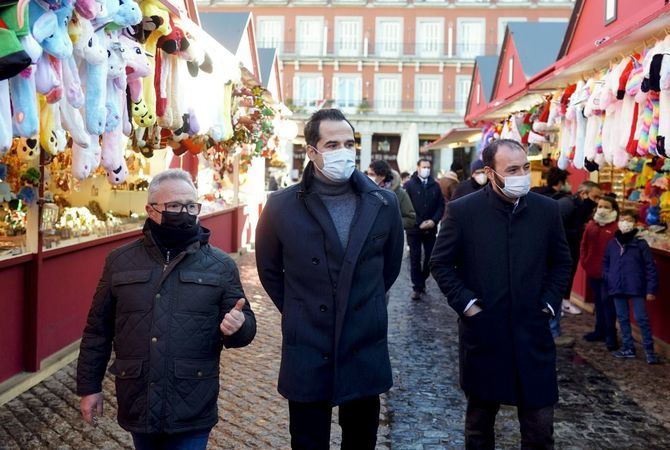 Aguado ha ensalzado que el mercado de la Plaza Mayor “mantenga viva la tradición navideña” y siga ofreciendo sus productos “generación tras generación”. 