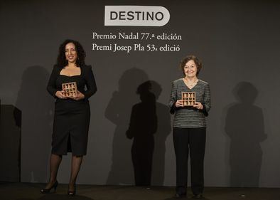 El Hachmi junto a María Barbal, que ha obtenido el 53 Premio Josep Pla de prosa en catalán con la novela 'Tàndem'.