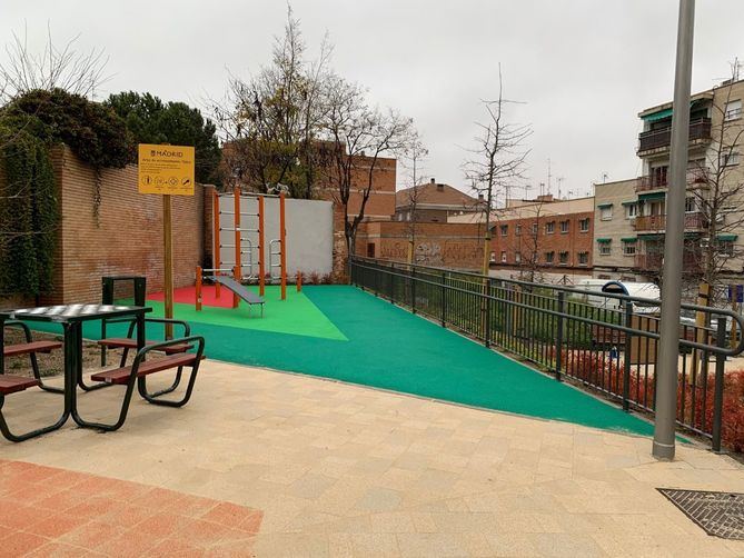 El terreno entre las calles Guitarra y Polvorancase usaba como aparcamiento improvisado y zona canina, mientras que los setos del bulevar restaban visibilidad y accesos al entorno.