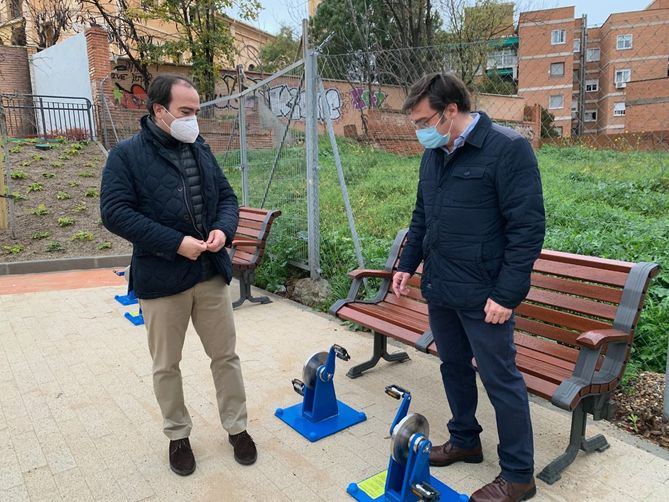 El proyecto ha contado con un gasto de 277.500 euros y ha contemplado la instalación de bancos, una fuente de agua potable, mesas estanciales y de ajedrez, además de papeleras. En la imagen, el delegado de Medio Ambiente y Movilidad, Borja Carabante, acompañado del concejal del distrito, Álvaro González, durante una visita a las nuevas instalaciones.