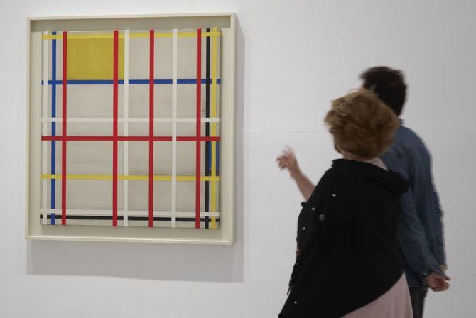 El público que visite la exposición podrá contemplar 95 obras, 35 de Mondrian y 60 de artistas de De Stijl como Theo van Doesburg, Bart van der Leck, Georges Vantongerloo o Vilmos Huszár, entre otros, así como diversa documentación de la época.