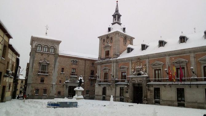 En la imagen superior, una instantánea de la plaza de la Villa tras el paso del temporal Filomena por la Comunidad de Madrid.