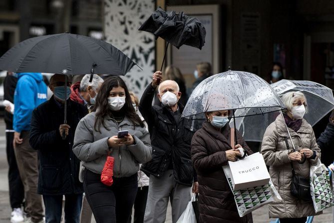 El Gobierno madrileño continuará con su estrategia de zonas básicas de salud (ZBS), por lo que desde el lunes sufrirán restricciones de movilidad un total de 56 y 25 localidades de la región. 