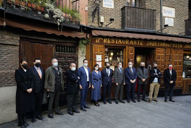 La presidenta regional, Isabel Díaz Ayuso, ha anunciado que la Comunidad de Madrid aprobará este viernes incrementar a seis personas el número de comensales en las terrazas para las próximas semanas. En la imagen, en un acto reciente en apoyo a la hostelería de la región.